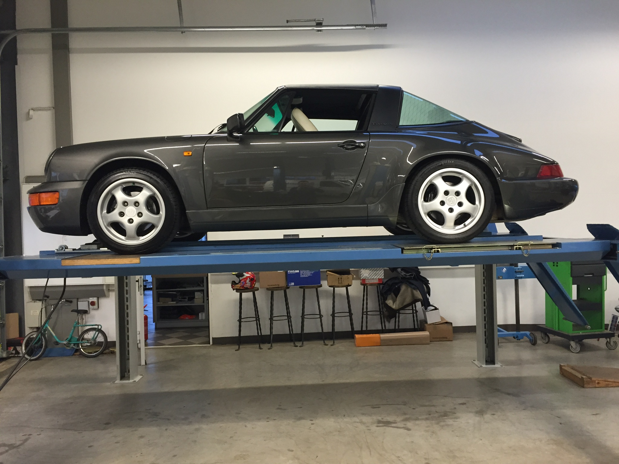 Werkstatt von BS Autoservice: Porsche 911 Targa auf der Hebebühne
